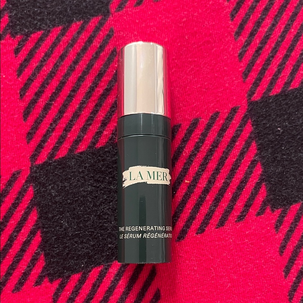 La Mer Makeup Primer Stick in Deep Green with Silver Cap